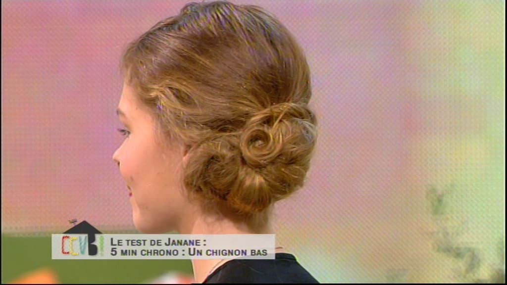 femme de profil arrière qui réalise un chignon pour une Tendance coiffure femme. Elle est blonde avec un noeud dans les cheveux