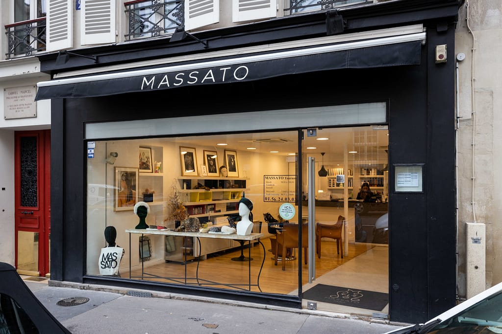 Rue de Tournon devanture du salon Massato coiffeur. Elle est noire et les écriture sont en blancs.