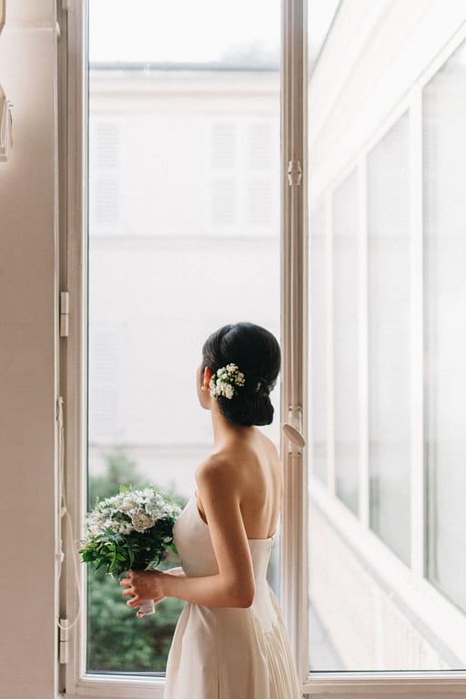 Mariée avec son chignon et son bouquet de fleurs